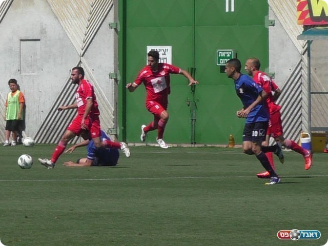 המשחק התאזן. הייק (במרכז) פורץ (שקד מורג)